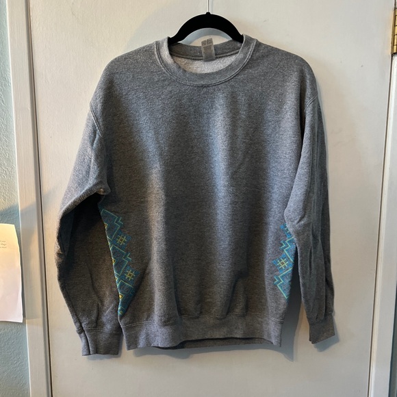 Gray Sweater with Blue Accents - Picture 1 of 3